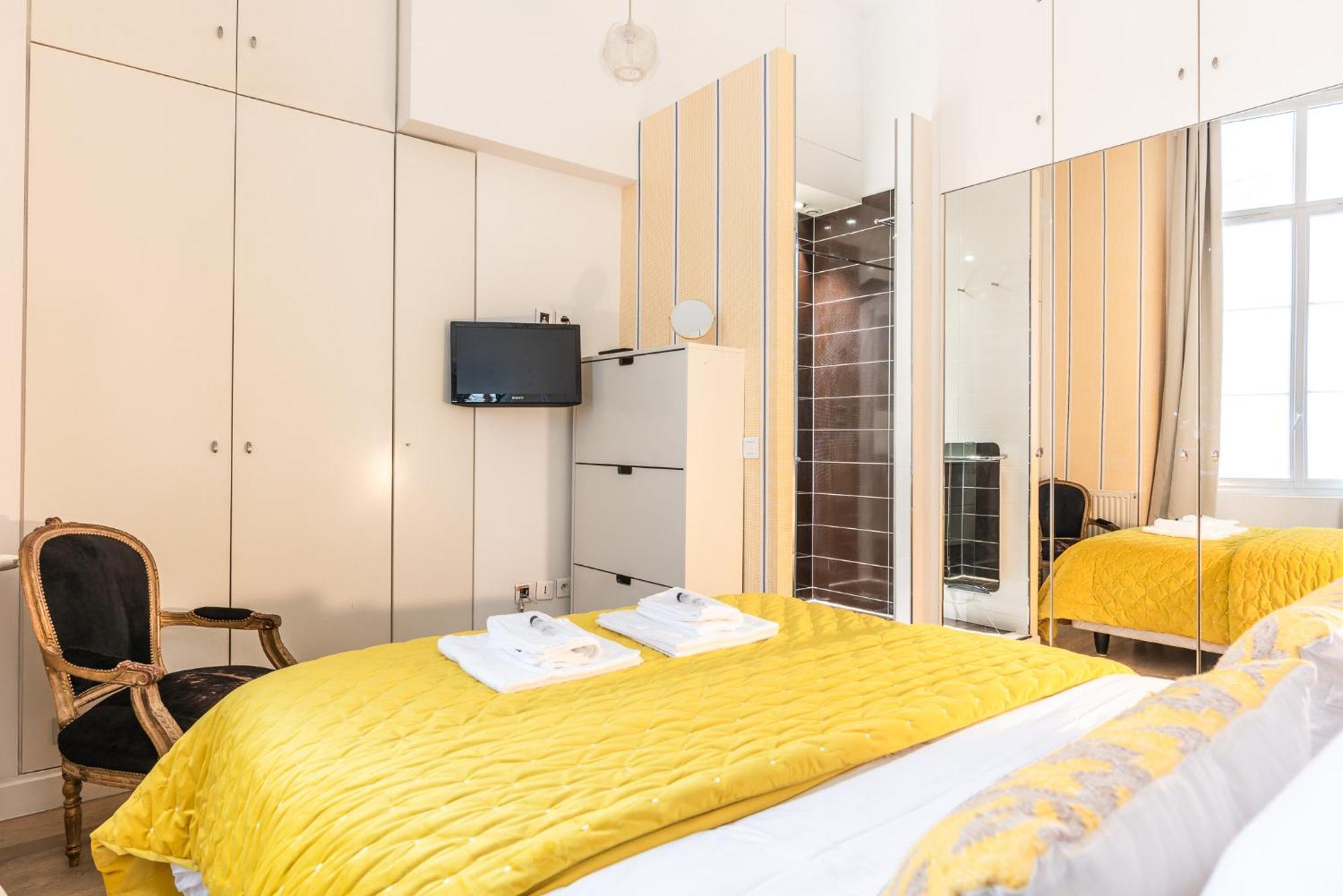 Appartamento Luxury Typical Parisian Flat - 5 Min From Louvre Parigi